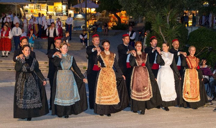 Nastopi folklora 12